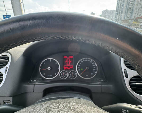 Серый Фольксваген Тигуан, объемом двигателя 1.97 л и пробегом 258 тыс. км за 12600 $, фото 10 на Automoto.ua