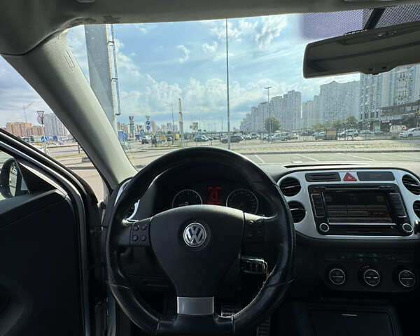 Серый Фольксваген Тигуан, объемом двигателя 1.97 л и пробегом 258 тыс. км за 12600 $, фото 6 на Automoto.ua