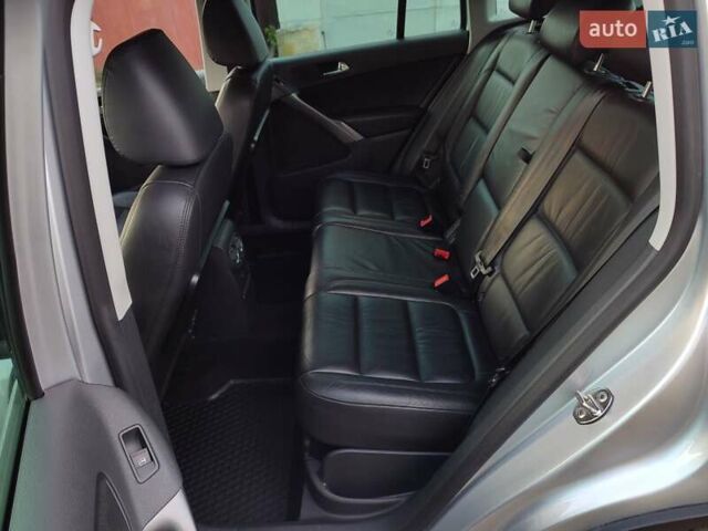 Серый Фольксваген Тигуан, объемом двигателя 1.97 л и пробегом 306 тыс. км за 10000 $, фото 26 на Automoto.ua