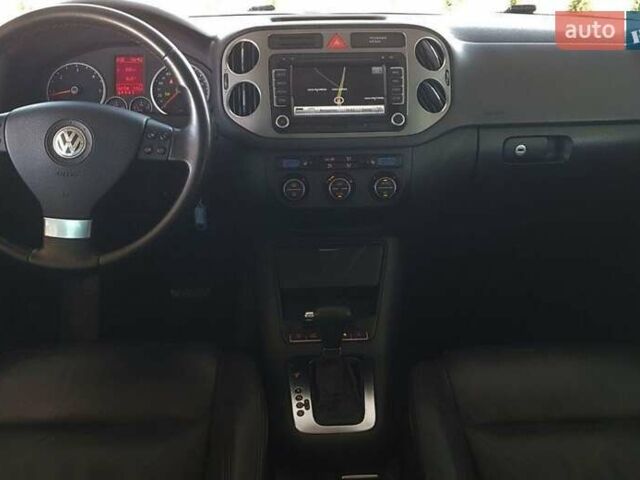 Серый Фольксваген Тигуан, объемом двигателя 2 л и пробегом 238 тыс. км за 12600 $, фото 4 на Automoto.ua