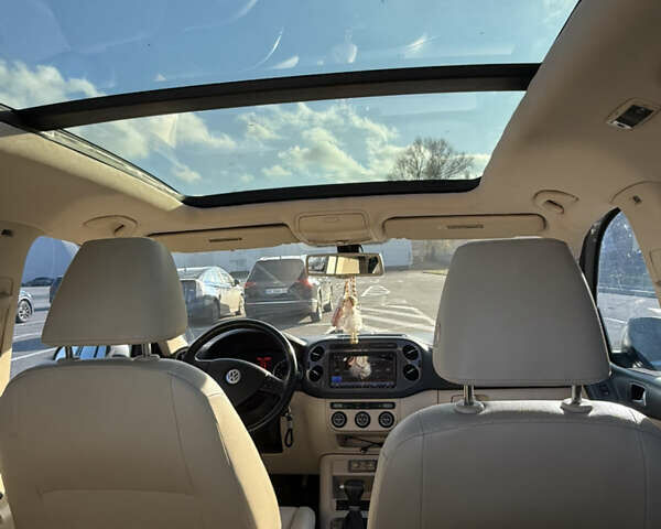 Сірий Фольксваген Тігуан, об'ємом двигуна 2 л та пробігом 158 тис. км за 10800 $, фото 23 на Automoto.ua