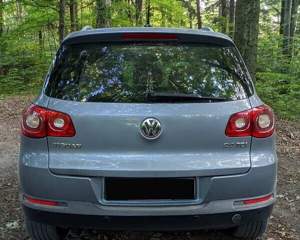 Серый Фольксваген Тигуан, объемом двигателя 2 л и пробегом 238 тыс. км за 12600 $, фото 3 на Automoto.ua