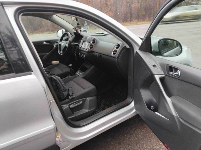 Сірий Фольксваген Тігуан, об'ємом двигуна 2 л та пробігом 254 тис. км за 7896 $, фото 9 на Automoto.ua