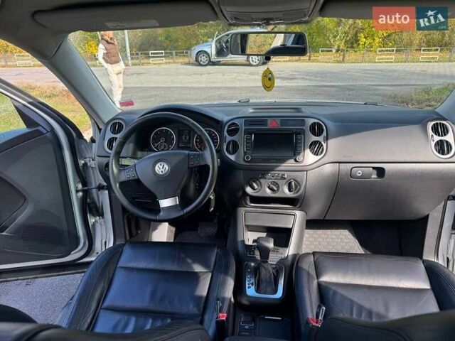 Сірий Фольксваген Тігуан, об'ємом двигуна 2 л та пробігом 233 тис. км за 9500 $, фото 1 на Automoto.ua
