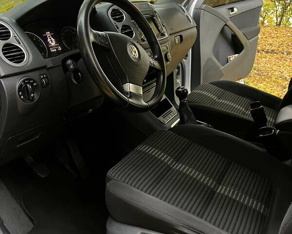 Серый Фольксваген Тигуан, объемом двигателя 1.97 л и пробегом 315 тыс. км за 8999 $, фото 6 на Automoto.ua