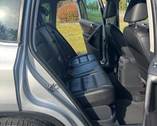 Сірий Фольксваген Тігуан, об'ємом двигуна 2 л та пробігом 233 тис. км за 9500 $, фото 2 на Automoto.ua