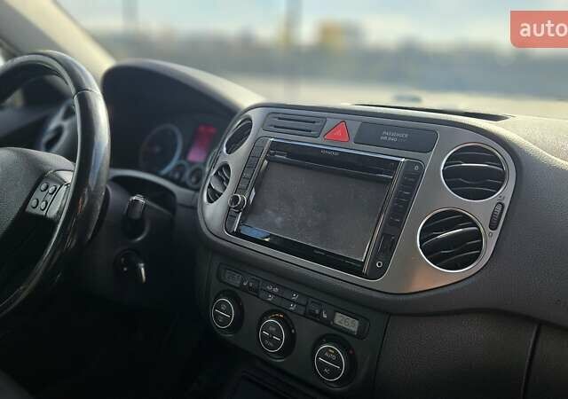 Серый Фольксваген Тигуан, объемом двигателя 2 л и пробегом 330 тыс. км за 9999 $, фото 28 на Automoto.ua