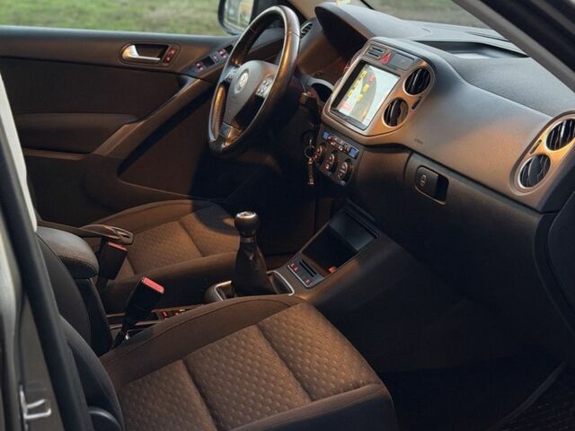 Серый Фольксваген Тигуан, объемом двигателя 2 л и пробегом 260 тыс. км за 5900 $, фото 9 на Automoto.ua