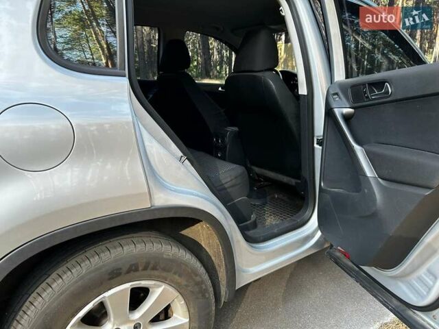 Серый Фольксваген Тигуан, объемом двигателя 2 л и пробегом 248 тыс. км за 9500 $, фото 9 на Automoto.ua