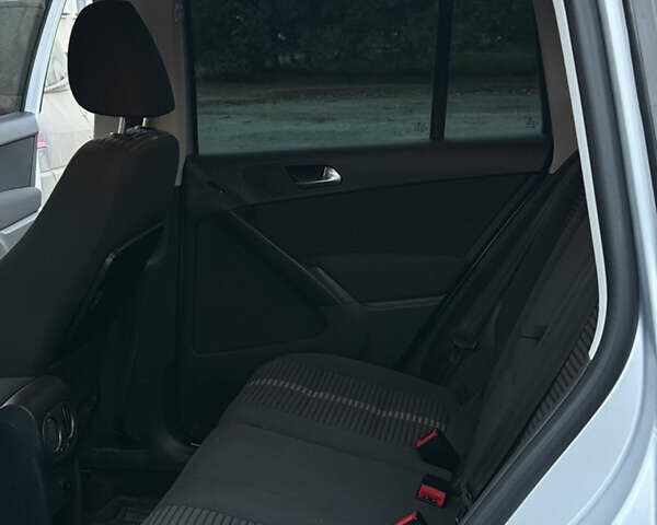 Серый Фольксваген Тигуан, объемом двигателя 1.4 л и пробегом 165 тыс. км за 9700 $, фото 21 на Automoto.ua