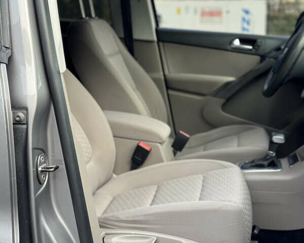 Сірий Фольксваген Тігуан, об'ємом двигуна 2 л та пробігом 226 тис. км за 12200 $, фото 33 на Automoto.ua