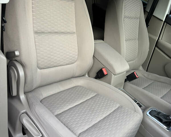 Сірий Фольксваген Тігуан, об'ємом двигуна 2 л та пробігом 226 тис. км за 12200 $, фото 32 на Automoto.ua