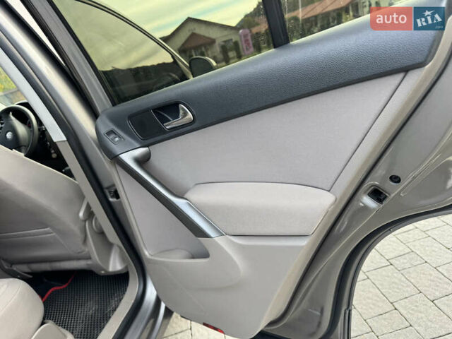 Сірий Фольксваген Тігуан, об'ємом двигуна 2 л та пробігом 226 тис. км за 12200 $, фото 31 на Automoto.ua