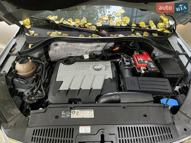 Сірий Фольксваген Тігуан, об'ємом двигуна 2 л та пробігом 315 тис. км за 8900 $, фото 21 на Automoto.ua