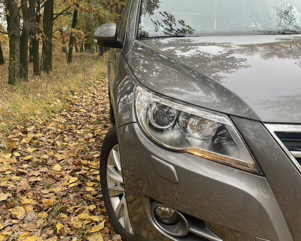 Сірий Фольксваген Тігуан, об'ємом двигуна 2 л та пробігом 107 тис. км за 10300 $, фото 2 на Automoto.ua