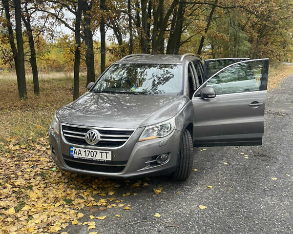 Сірий Фольксваген Тігуан, об'ємом двигуна 2 л та пробігом 107 тис. км за 10300 $, фото 10 на Automoto.ua