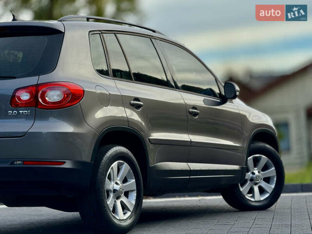 Сірий Фольксваген Тігуан, об'ємом двигуна 2 л та пробігом 226 тис. км за 12200 $, фото 27 на Automoto.ua