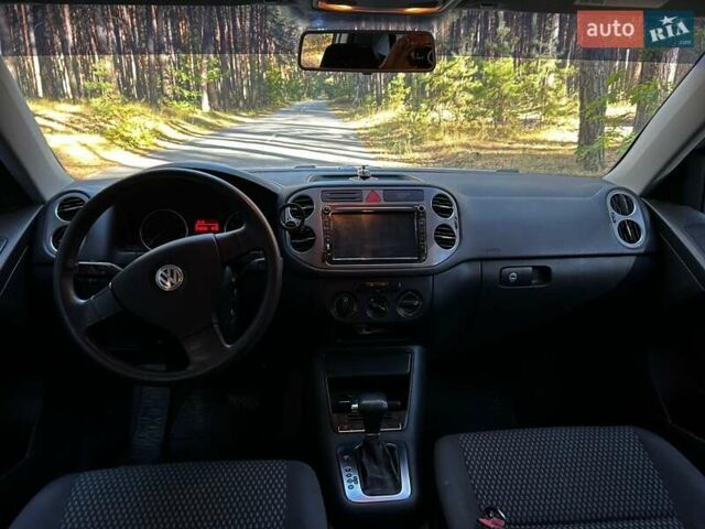 Серый Фольксваген Тигуан, объемом двигателя 2 л и пробегом 248 тыс. км за 9500 $, фото 18 на Automoto.ua