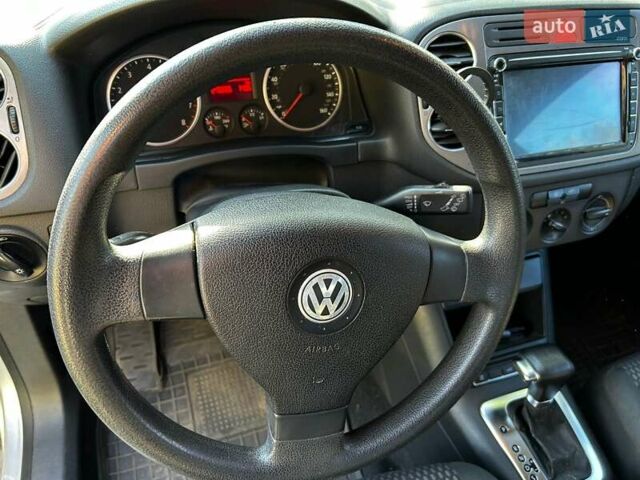 Серый Фольксваген Тигуан, объемом двигателя 2 л и пробегом 248 тыс. км за 9500 $, фото 15 на Automoto.ua