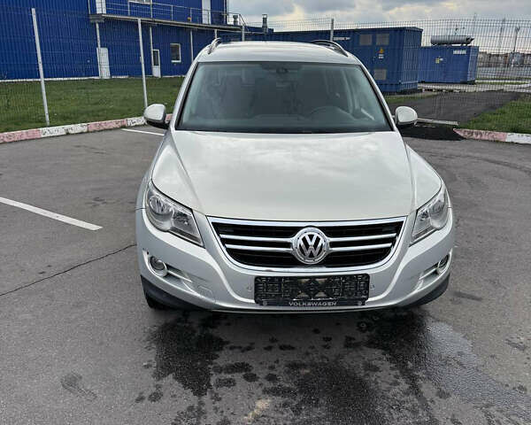 Серый Фольксваген Тигуан, объемом двигателя 2 л и пробегом 194 тыс. км за 10500 $, фото 10 на Automoto.ua