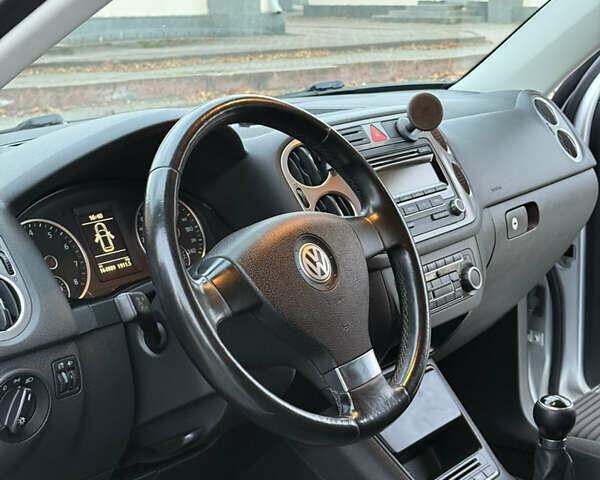 Серый Фольксваген Тигуан, объемом двигателя 1.4 л и пробегом 165 тыс. км за 9700 $, фото 24 на Automoto.ua