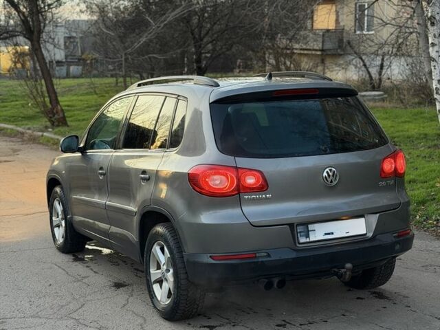 Серый Фольксваген Тигуан, объемом двигателя 2 л и пробегом 260 тыс. км за 5900 $, фото 2 на Automoto.ua