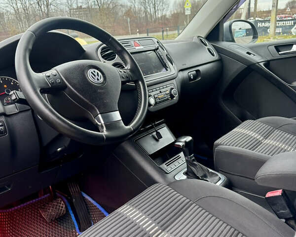 Серый Фольксваген Тигуан, объемом двигателя 2 л и пробегом 361 тыс. км за 9900 $, фото 7 на Automoto.ua