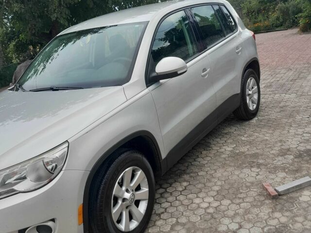 Серый Фольксваген Тигуан, объемом двигателя 2 л и пробегом 180 тыс. км за 9999 $, фото 1 на Automoto.ua