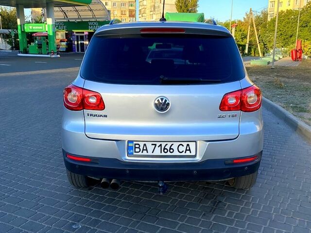 Серый Фольксваген Тигуан, объемом двигателя 2 л и пробегом 185 тыс. км за 9200 $, фото 4 на Automoto.ua