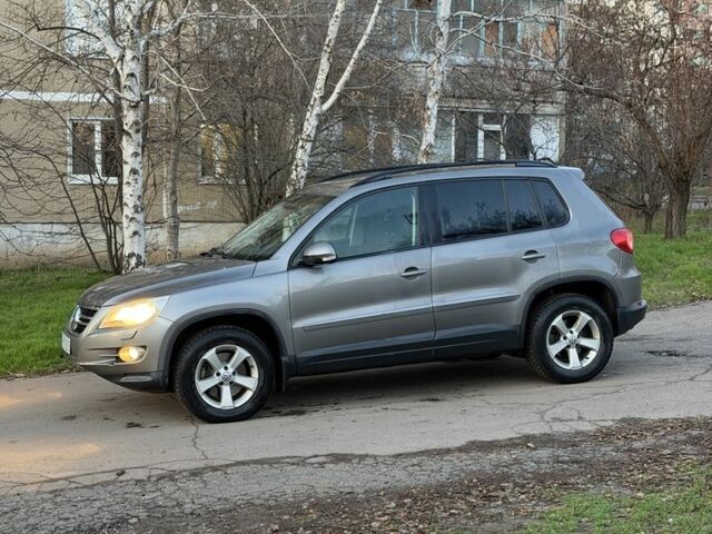 Серый Фольксваген Тигуан, объемом двигателя 2 л и пробегом 260 тыс. км за 5900 $, фото 1 на Automoto.ua