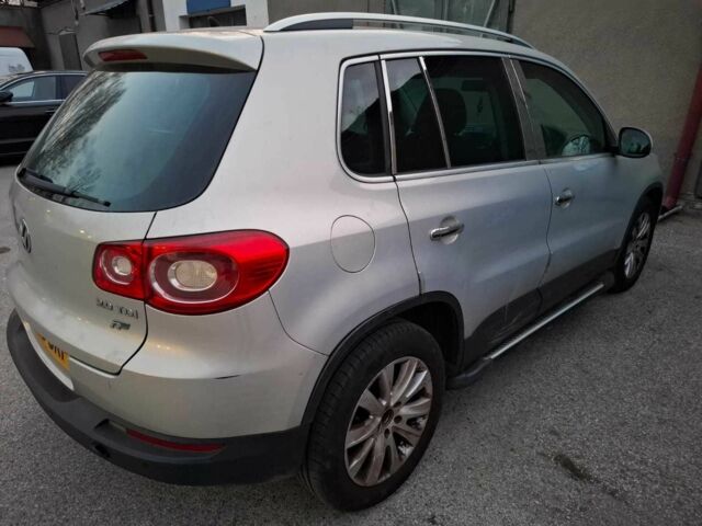 Серый Фольксваген Тигуан, объемом двигателя 2 л и пробегом 120 тыс. км за 5358 $, фото 4 на Automoto.ua