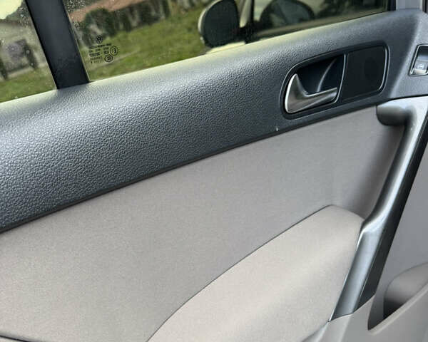 Сірий Фольксваген Тігуан, об'ємом двигуна 2 л та пробігом 226 тис. км за 12200 $, фото 52 на Automoto.ua