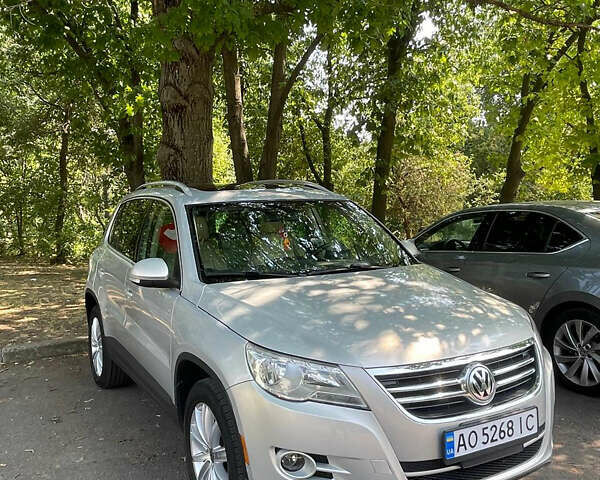 Серый Фольксваген Тигуан, объемом двигателя 2 л и пробегом 155 тыс. км за 10500 $, фото 1 на Automoto.ua