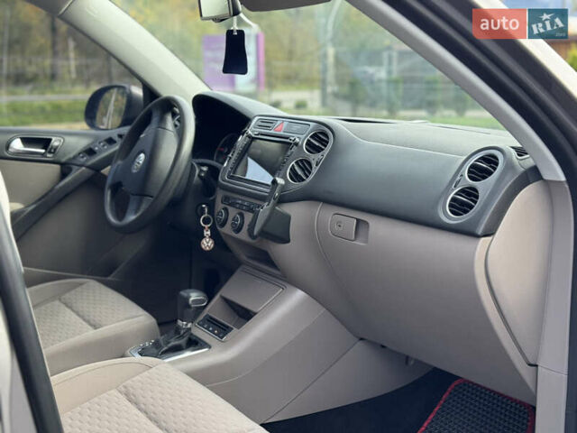 Сірий Фольксваген Тігуан, об'ємом двигуна 2 л та пробігом 226 тис. км за 12200 $, фото 34 на Automoto.ua