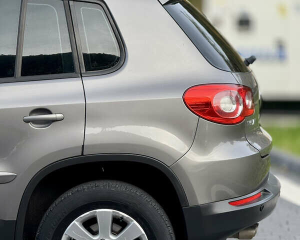 Сірий Фольксваген Тігуан, об'ємом двигуна 2 л та пробігом 226 тис. км за 12200 $, фото 9 на Automoto.ua