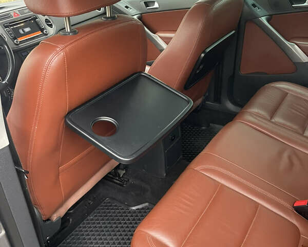 Сірий Фольксваген Тігуан, об'ємом двигуна 2 л та пробігом 107 тис. км за 10300 $, фото 13 на Automoto.ua