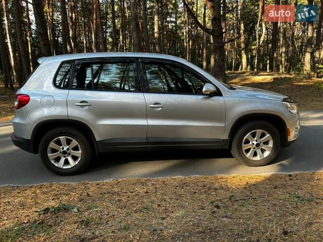 Серый Фольксваген Тигуан, объемом двигателя 2 л и пробегом 248 тыс. км за 9500 $, фото 1 на Automoto.ua