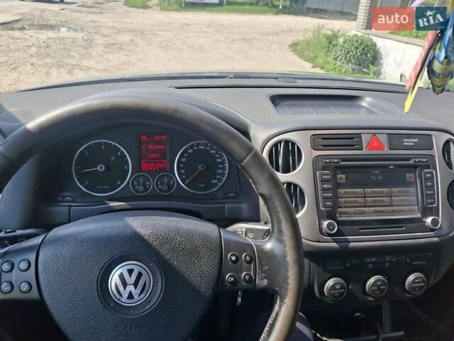 Сірий Фольксваген Тігуан, об'ємом двигуна 2 л та пробігом 300 тис. км за 10300 $, фото 6 на Automoto.ua