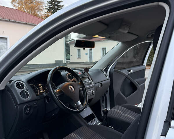 Серый Фольксваген Тигуан, объемом двигателя 1.4 л и пробегом 165 тыс. км за 9700 $, фото 31 на Automoto.ua