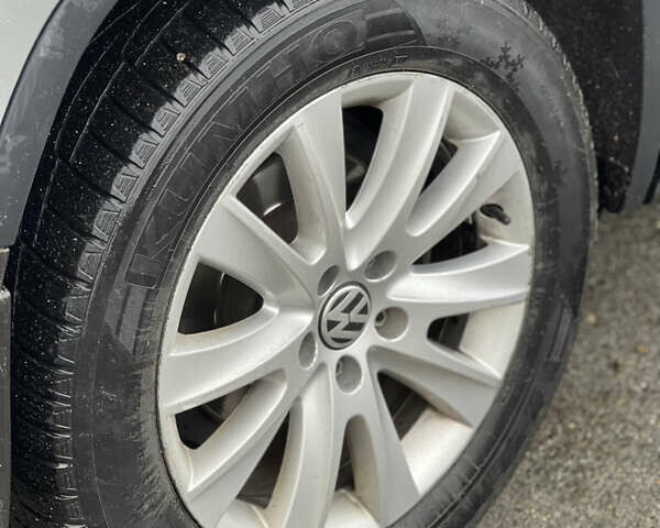 Сірий Фольксваген Тігуан, об'ємом двигуна 2 л та пробігом 315 тис. км за 8900 $, фото 5 на Automoto.ua