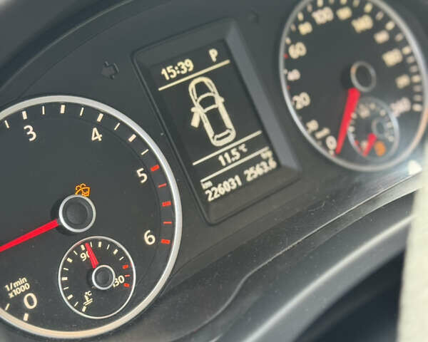 Сірий Фольксваген Тігуан, об'ємом двигуна 2 л та пробігом 226 тис. км за 12200 $, фото 49 на Automoto.ua