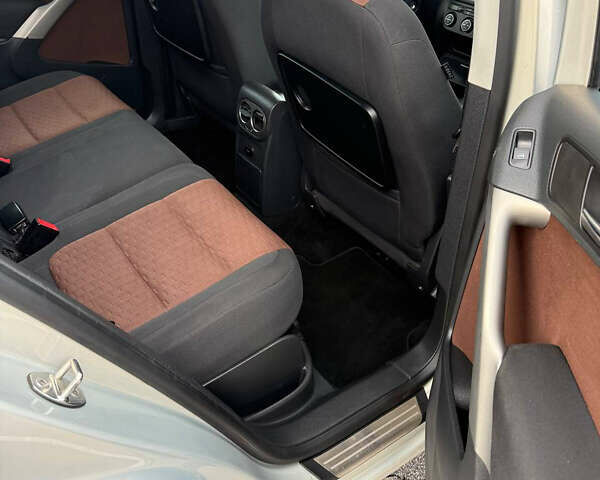 Серый Фольксваген Тигуан, объемом двигателя 2 л и пробегом 194 тыс. км за 10500 $, фото 5 на Automoto.ua