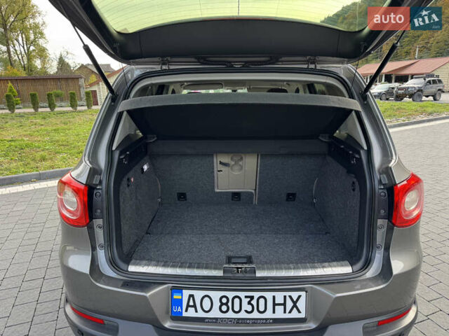 Сірий Фольксваген Тігуан, об'ємом двигуна 2 л та пробігом 226 тис. км за 12200 $, фото 53 на Automoto.ua