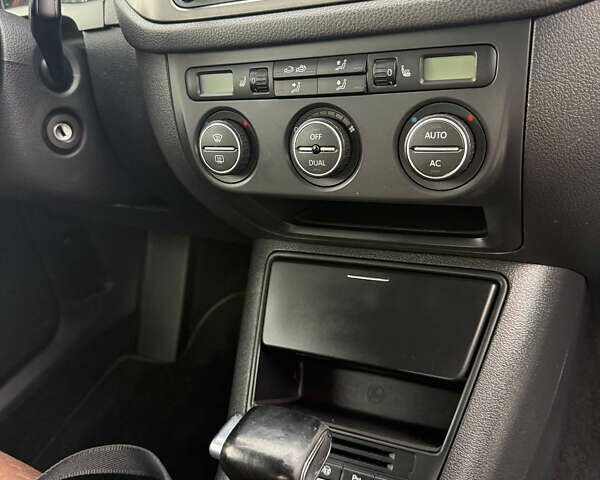 Серый Фольксваген Тигуан, объемом двигателя 2 л и пробегом 194 тыс. км за 10500 $, фото 3 на Automoto.ua