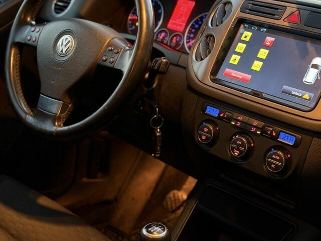 Серый Фольксваген Тигуан, объемом двигателя 2 л и пробегом 260 тыс. км за 5900 $, фото 11 на Automoto.ua