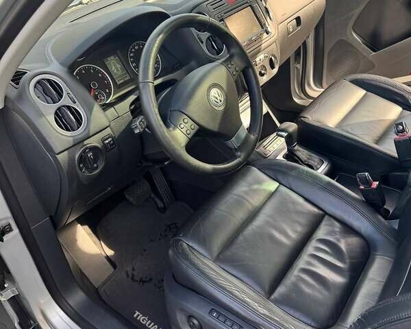 Сірий Фольксваген Тігуан, об'ємом двигуна 2 л та пробігом 233 тис. км за 9500 $, фото 7 на Automoto.ua
