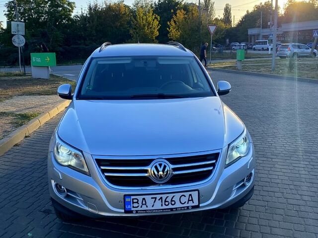 Серый Фольксваген Тигуан, объемом двигателя 2 л и пробегом 185 тыс. км за 9200 $, фото 1 на Automoto.ua