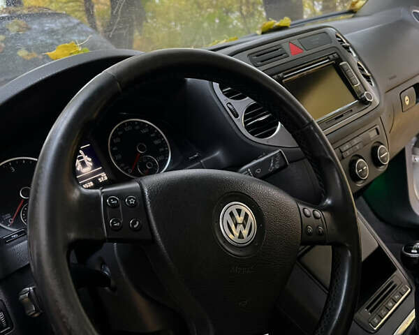 Сірий Фольксваген Тігуан, об'ємом двигуна 2 л та пробігом 315 тис. км за 8900 $, фото 16 на Automoto.ua