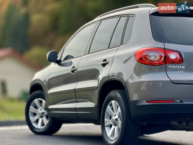 Сірий Фольксваген Тігуан, об'ємом двигуна 2 л та пробігом 226 тис. км за 12200 $, фото 21 на Automoto.ua