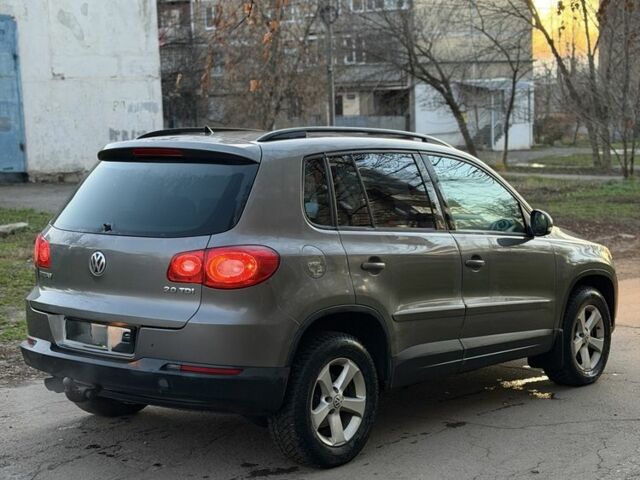 Серый Фольксваген Тигуан, объемом двигателя 2 л и пробегом 260 тыс. км за 5900 $, фото 4 на Automoto.ua